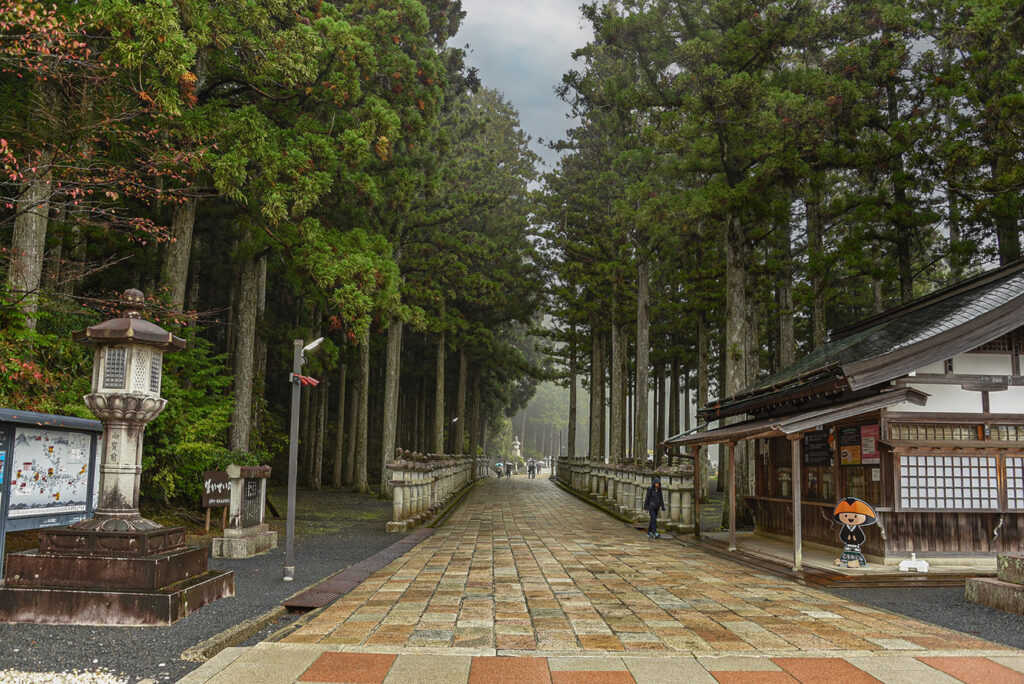 At the entrance to Okuno-in Mausoleum and Cemetery, a paved path leads us past 200,000 graves