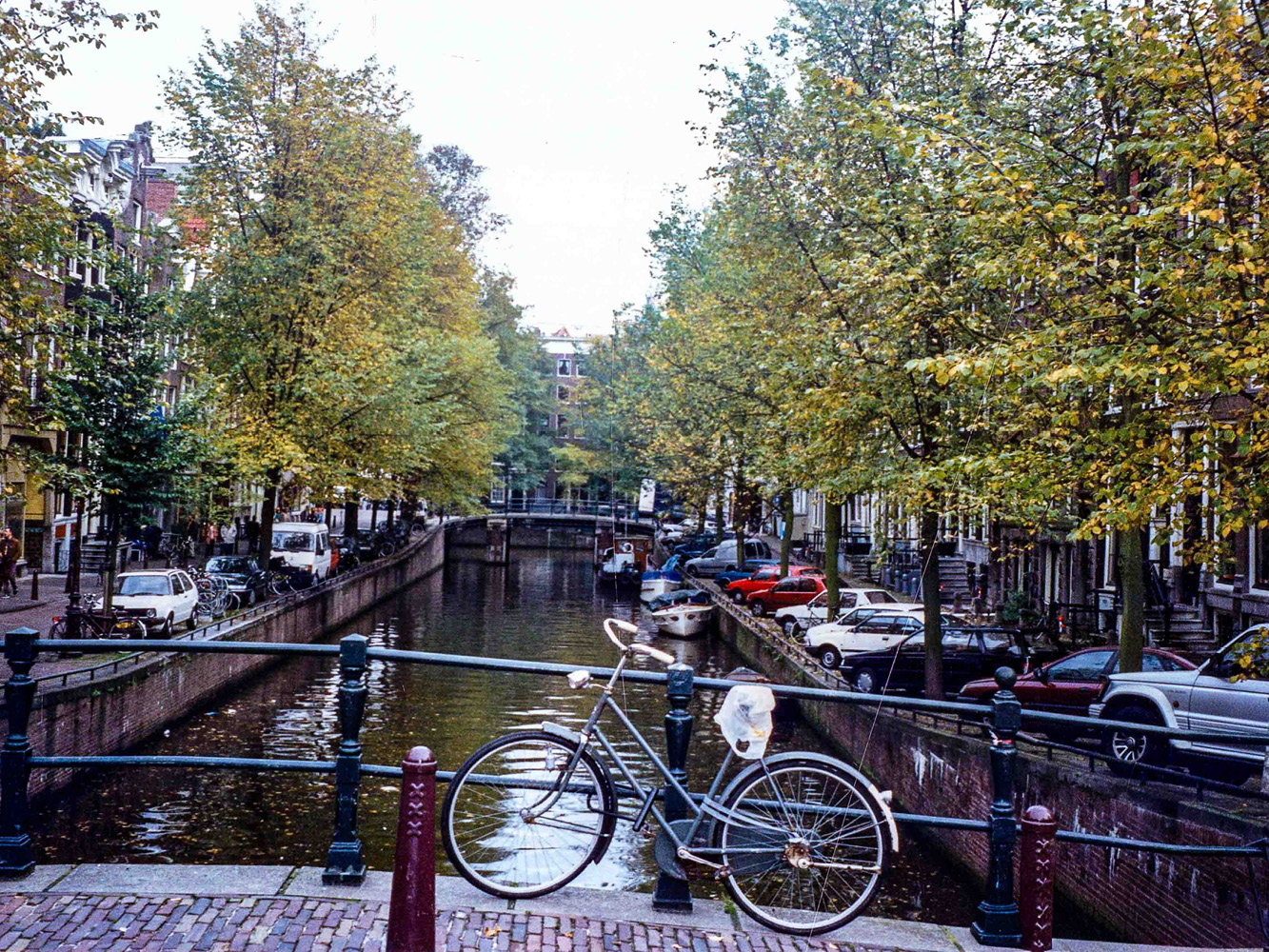Seventeenth-century houses line either side of the canals