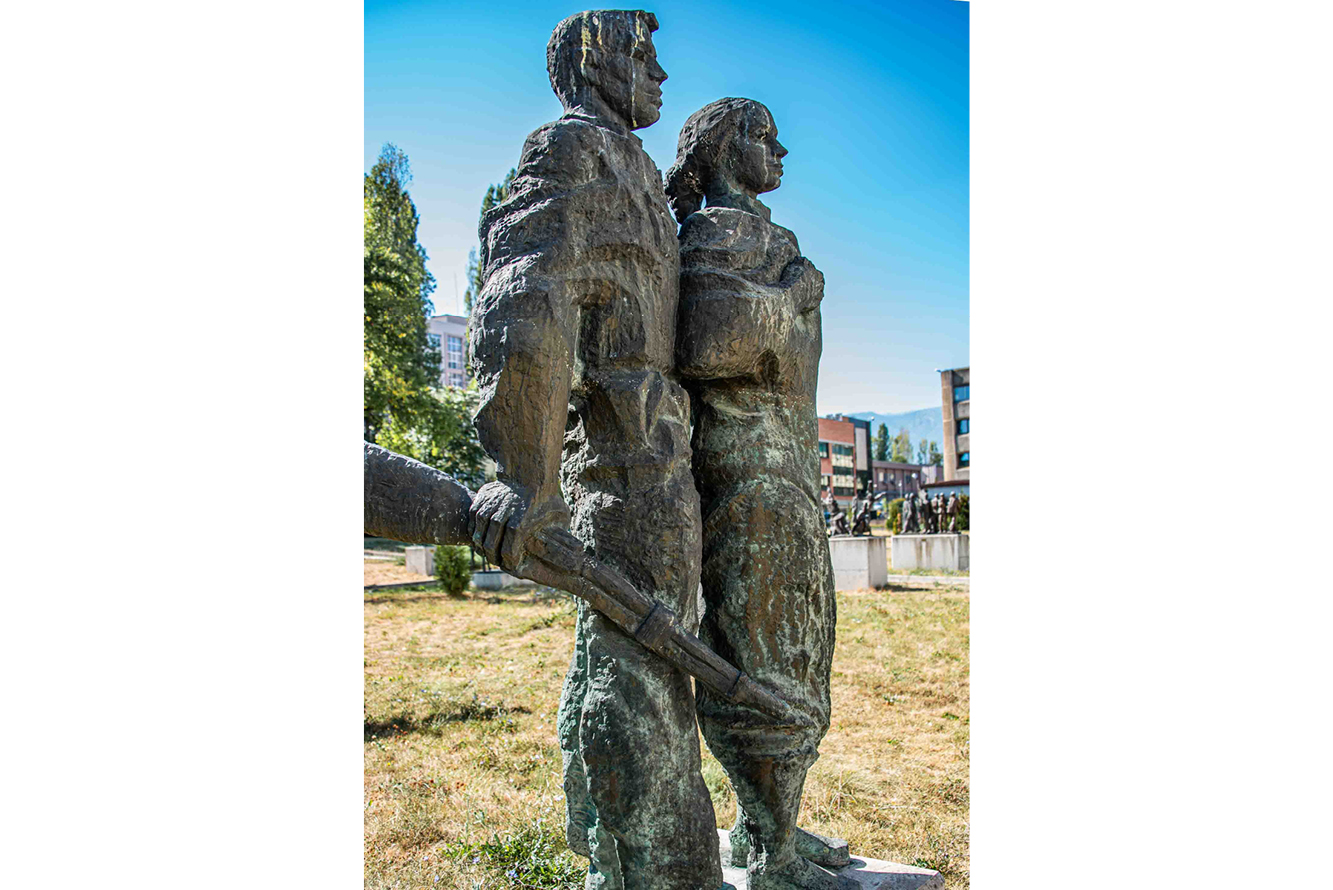 A couple valiantly takes up arms to fight the bourgeoisie class